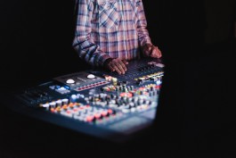 Porches im Karlstorbahnhof beim Queer Festival | The Postie 